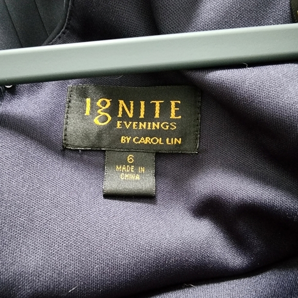 Ignite Evenings Size 6 Navy Beaded Gown Pleated V-Neck Formal Dress - Picture 6 of 9